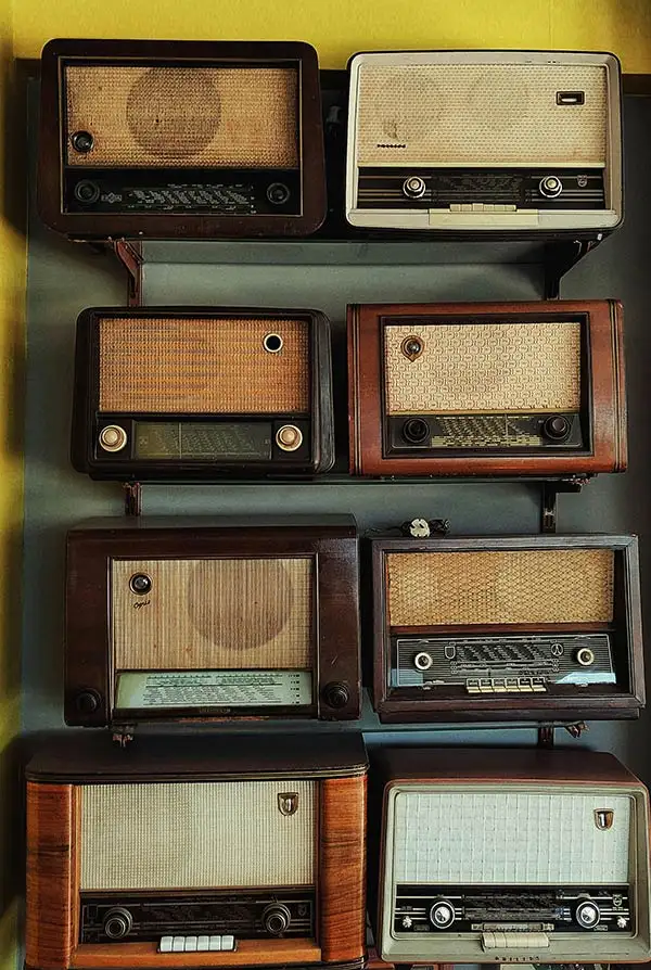 Radio Vintage Bluetooth : radio ancienne modernisée en enceinte connectée et en PC